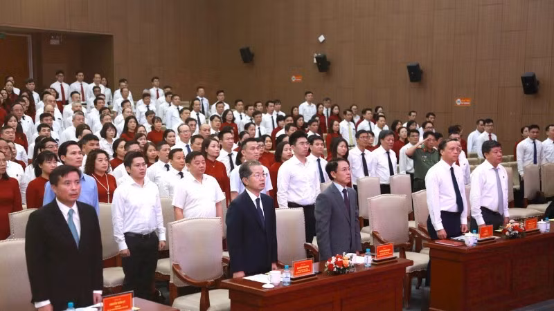 Các đại biểu tham dự hội nghị làm lễ Chào cờ.