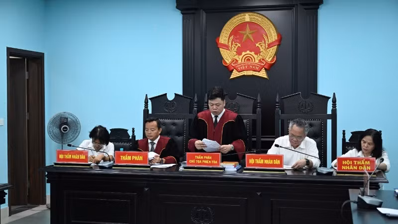 Hội đồng xét xử tuyên án.