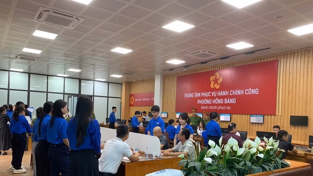 Thực hiện thủ tục hành chính tại phường Hồng Bàng, thành phố Hải Phòng. (Ảnh: CTV)