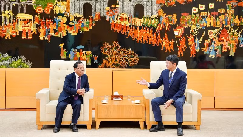 Thứ trưởng Tư pháp Việt Nam Nguyễn Thanh Tịnh chào mừng Ủy viên Bộ Chính trị, Phó Thủ tướng Chính phủ, Bộ trưởng Tư pháp Lào Khamphan Phommathat.