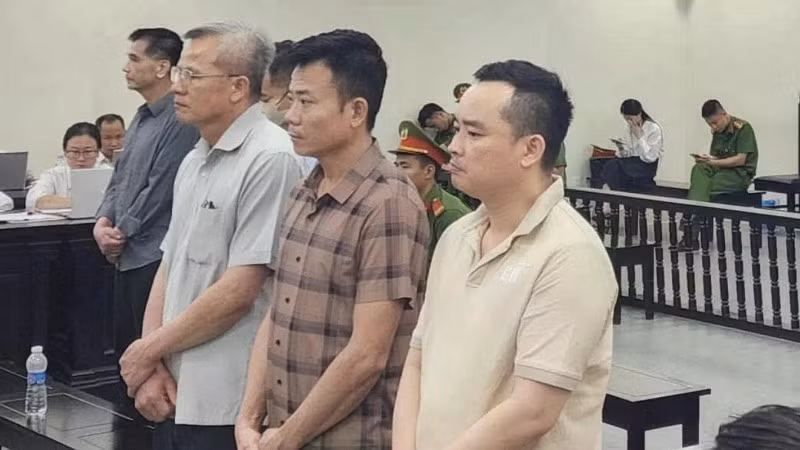 Các bị cáo tại phiên tòa. (Ảnh: XUÂN ÂN)