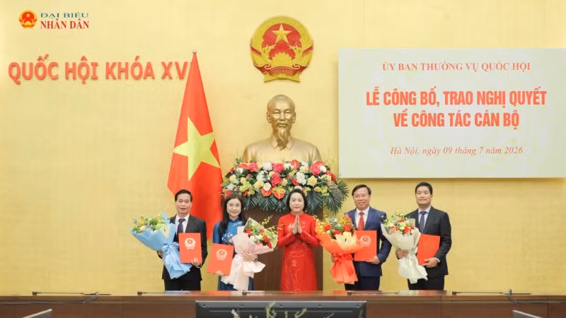 Phó Chủ tịch Quốc hội Nguyễn Thị Thanh trao Nghị quyết của Ủy ban Thường vụ Quốc hội về công tác cán bộ.