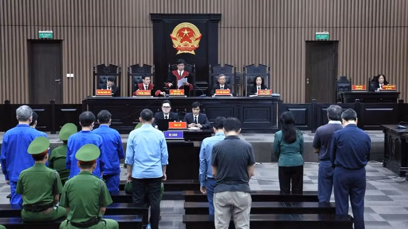 Hội đồng xét xử tuyên án.