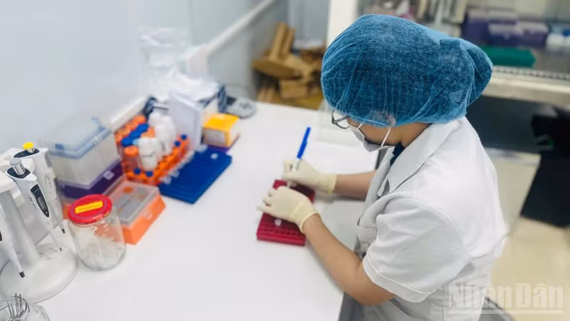 Chuyên gia giám định tại Trung tâm Pháp y Hà Nội. (Ảnh: Báo Nhân Dân)