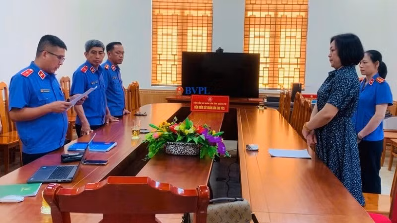 Cơ quan điều tra Viện Kiểm sát nhân dân tối cao tống đạt Quyết định khởi tố vụ án, khởi tố bị can và ra lệnh bắt bị can. (Ảnh: Cơ quan điều tra Viện Kiểm sát nhân dân tối cao) 