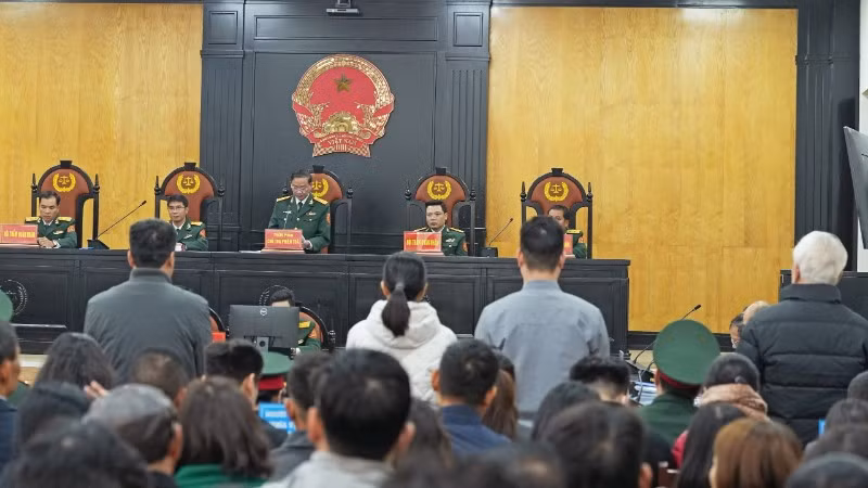 Hội đồng xét xử tuyên án.