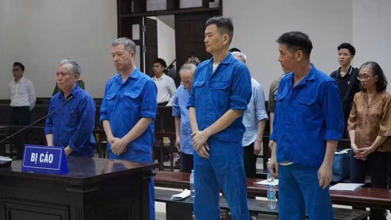Các bị cáo tại phiên sơ thẩm.