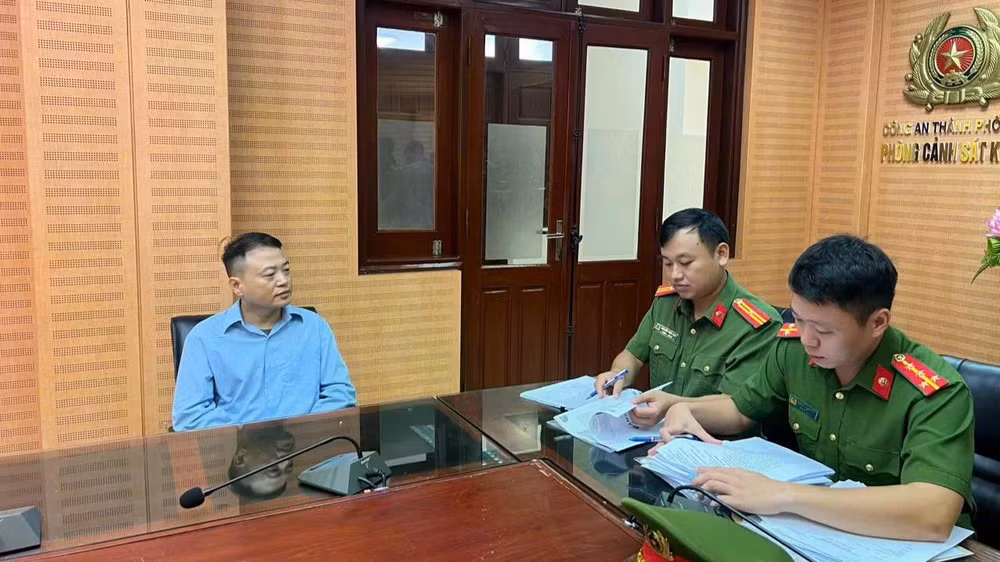 Cơ quan công an làm việc với bị cáo Nguyễn Hòa Bình (tức Shark Bình). (Ảnh: CAHN)