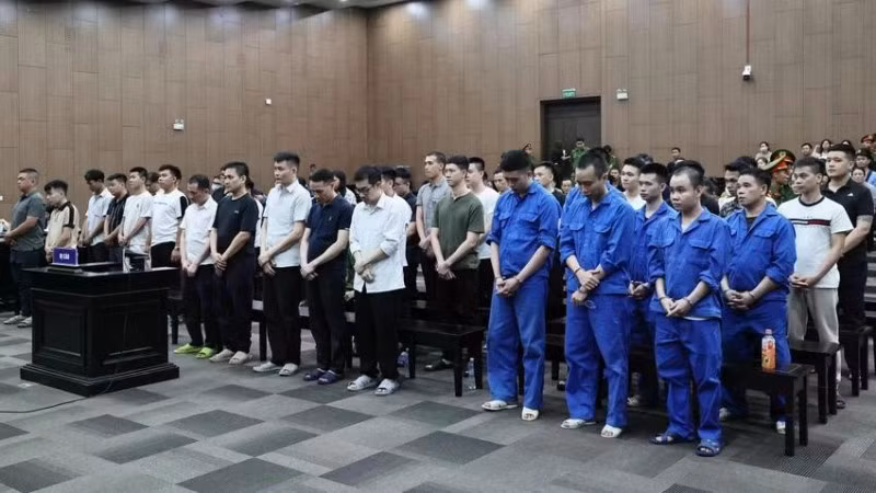 Các bị cáo nghe Hội đồng xét xử tuyên án.