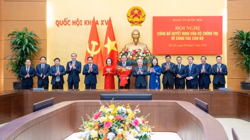 Đồng chí Đỗ Văn Chiến tặng hoa chúc mừng Ủy ban Kiểm tra Đảng ủy Quốc hội nhiệm kỳ 2025-2030.
