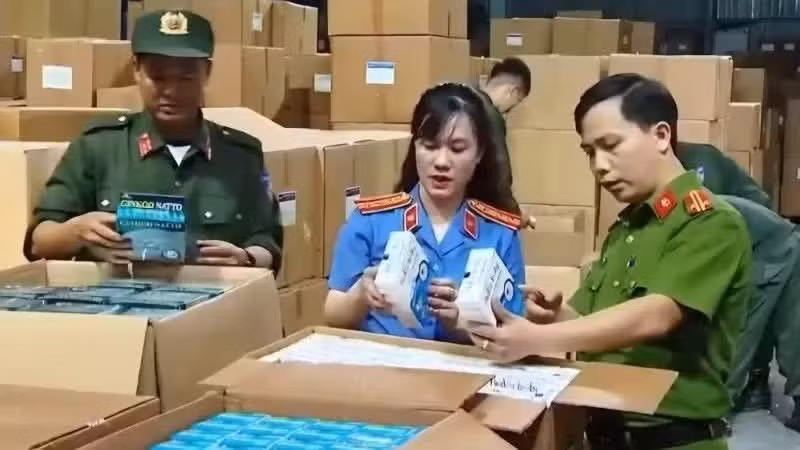 Lực lượng chức năng kiểm tra hàng hóa trong quá trình điều tra vụ án. (Ảnh: Bộ Công an)