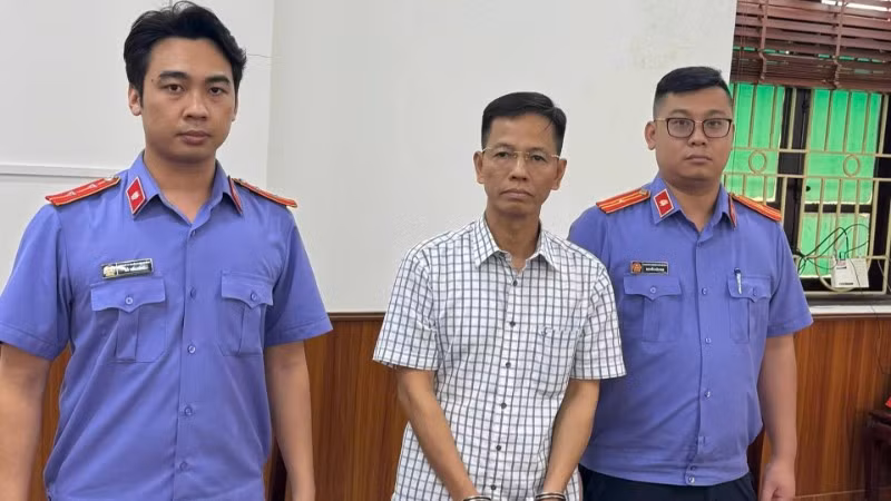 Nguyên thẩm phán Tòa án nhân dân Thành phố Hà Nội Nguyễn Đăng Phong (áo kẻ). (Ảnh: H.N)