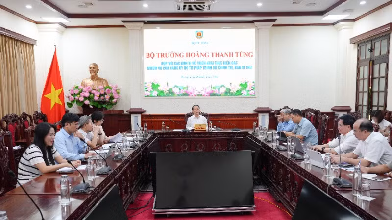 Quang cảnh buổi làm việc.