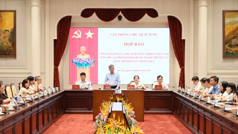 Phó Chủ nhiệm Văn phòng Chủ tịch nước Cấn Đình Tài chủ trì họp báo.