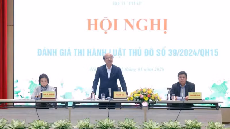 Thứ trưởng Tư pháp Phan Chí Hiếu phát biểu tại hội nghị.