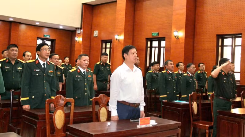 Các đại biểu thực hiện nghi lễ chào cờ. (Ảnh: MẠNH HÙNG)