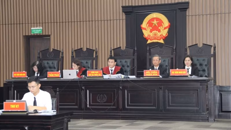 Hội đồng xét xử tiến hành xét hỏi các bị cáo.