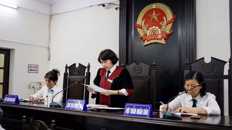 Hội đồng xét xử tuyên án.