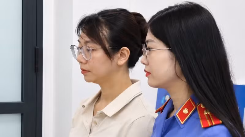 Bị can Lê Thị Hồng Nhung (áo trắng).