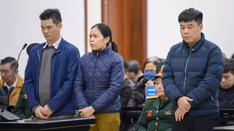 Bị cáo Nguyễn Văn Hậu (ngoài cùng bên phải) và hai bị cáo khác tại phiên tòa sơ thẩm.