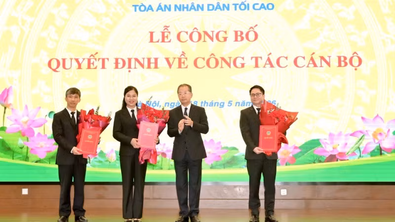 Chánh án Tòa án nhân dân tối cao trao Quyết định bổ nhiệm cho ba đồng chí.