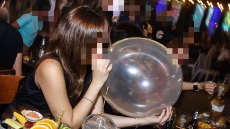 Khí N2O là loại khí sử dụng trong “bóng cười”, mang lại cảm giác hưng phấn, ảo giác. (Ảnh: HNM)