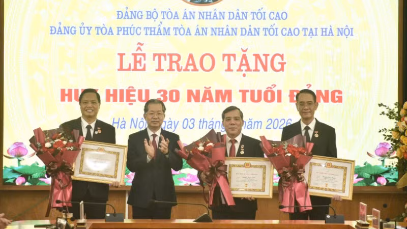 Chánh án Tòa án nhân dân tối cao Nguyễn Văn Quảng và ba đồng chí được trao Huy hiệu 30 năm tuổi Đảng.