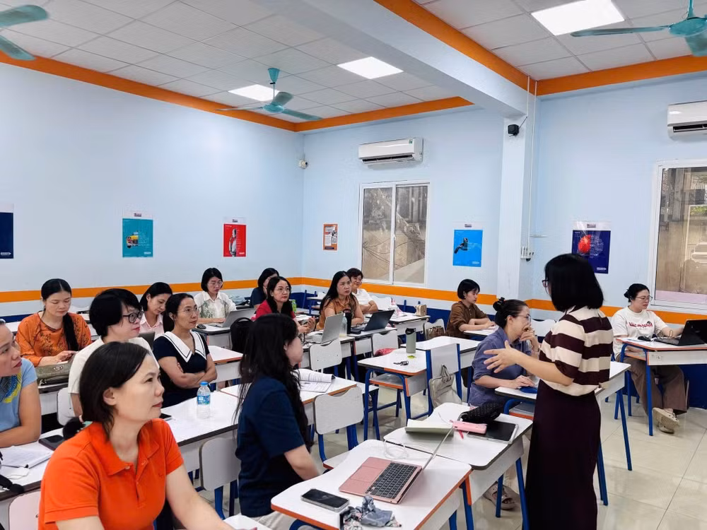 Phát triển nghề nghiệp thông qua các lớp đào tạo, tập huấn hiệu quả sẽ giúp giáo viên vững bước trên hành trình nghề nghiệp. Trong ảnh: Lớp đào tạo kỹ năng đặt câu hỏi trong môn Ngữ văn tại Trường THCS Nguyễn Du (Hà Nội). 