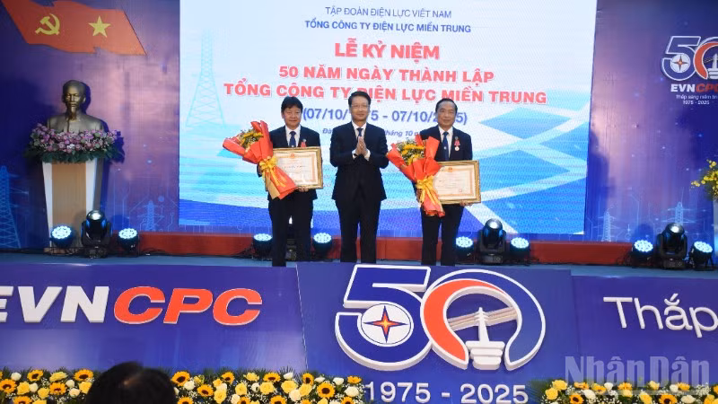Ông Ngô Xuân Thắng, Phó Bí thư Thành ủy Đà Nẵng thừa ủy quyền Chủ tịch nước, trao Huân chương Lao động hạng Ba cho ông Trình Trung Phương và ông Lê Duy Anh Tuấn. (Ảnh: ANH ĐÀO)