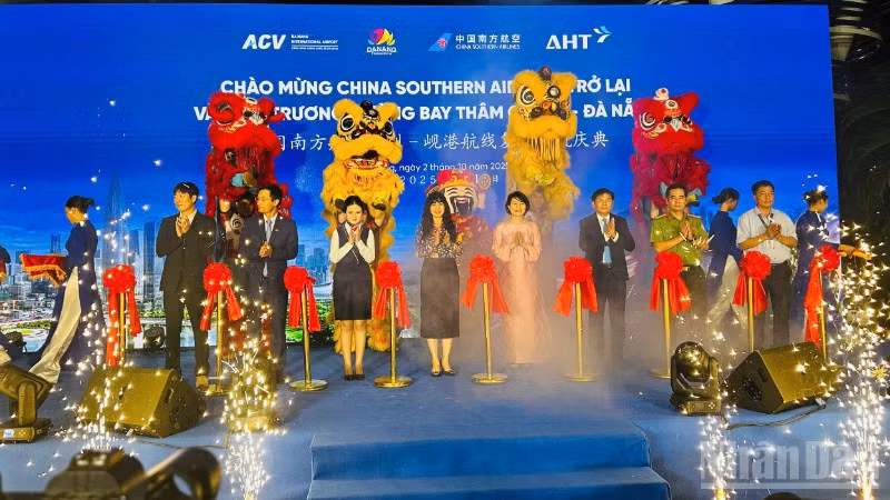 Các đại biểu thực hiện nghi thức mở đường bay Thâm Quyến (Trung Quốc)-Đà Nẵng(Việt Nam). (Ảnh: ANH ĐÀO)