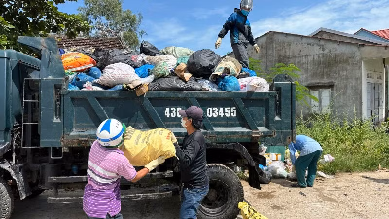 Chính quyền phường Điện Bàn Đông phối hợp các đơn vị liên quan khẩn trương thu gom rác thải do người dân đổ tại các khu vực tự phát. (Ảnh do địa phương cung cấp)