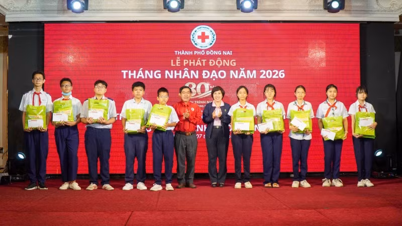 ban-to-chuc-va-don-vi-dong-hanh-trao-qua-cho-cac-em-hoc-sinh-tai-chuong-trinh-9209.jpg