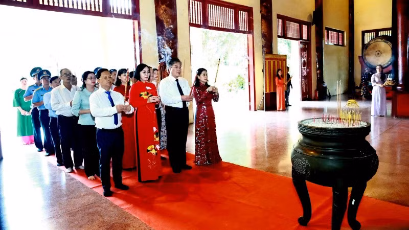Lãnh đạo thành phố Đồng Nai và đại biểu dâng hương Chủ tịch Hồ Chí Minh và các bậc tiền nhân tại Văn miếu Trấn Biên.