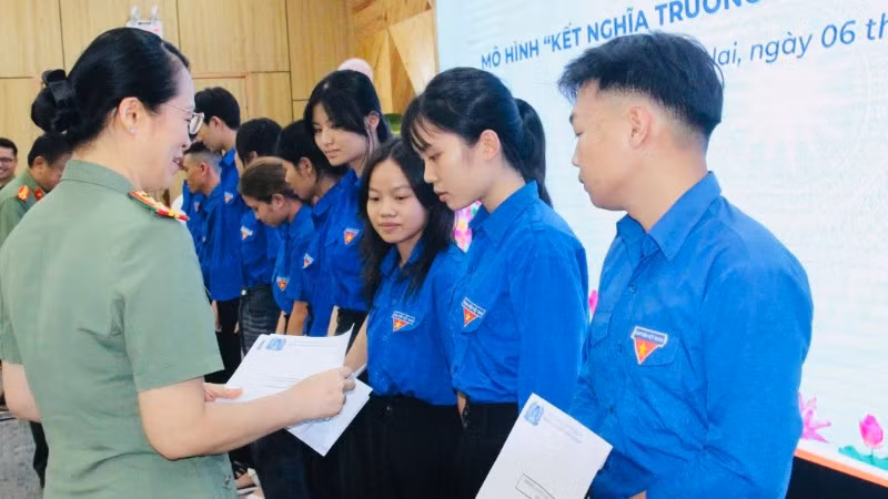 Đại tá Phạm Hồng Chính, Trưởng phòng An ninh chính trị nội bộ, Công an thành phố Đồng Nai trao khen thưởng cho các em học sinh vùng biên giới.