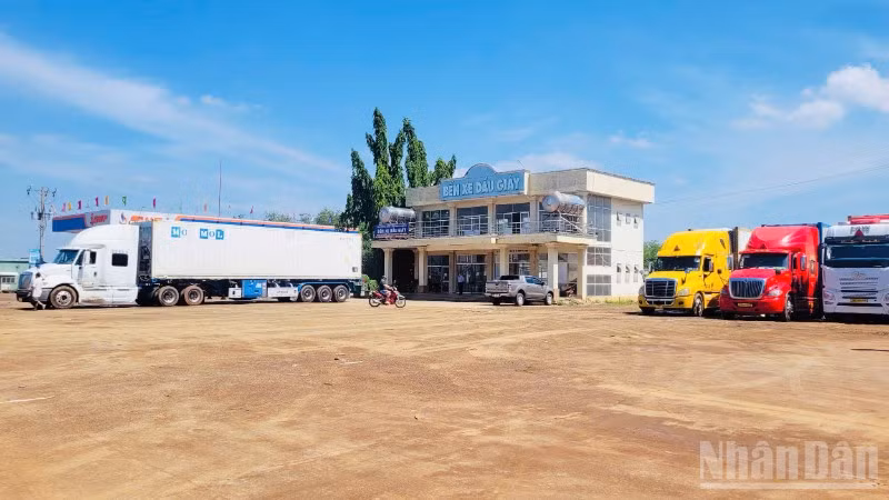 Khu vực trước bến xe Dầu Giây đã được khắc phục, số phương tiện đậu, đỗ đã giảm. Ảnh chụp lúc 10 giờ ngày 7/5.