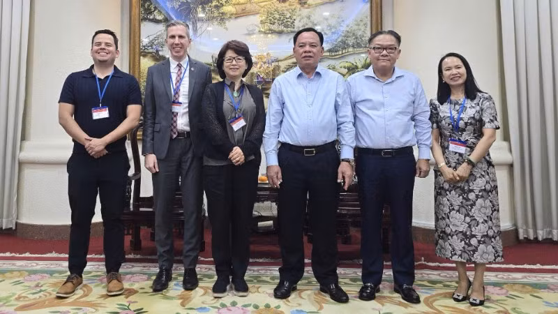 Lãnh đạo Thành ủy, Ủy ban nhân dân thành phố Đồng Nai cùng Đoàn của Hiệp hội Thương mại Mỹ tại Việt Nam.