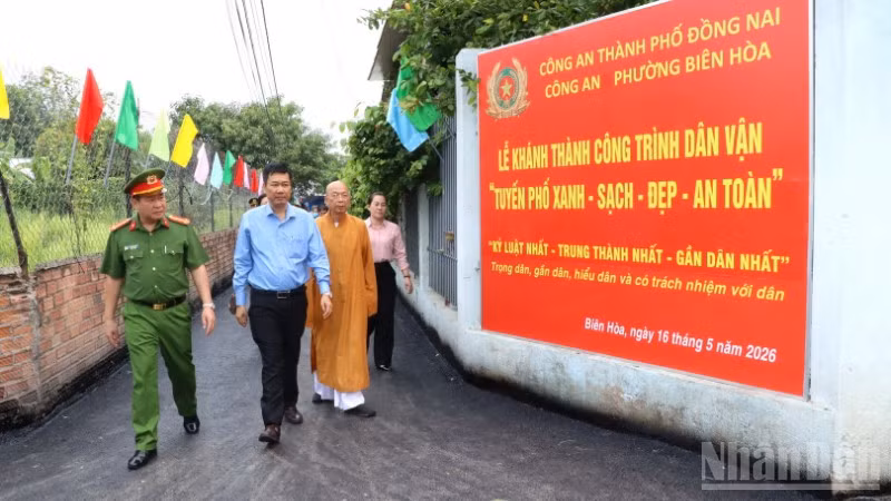 Lãnh đạo Công an thành phố Đồng Nai và phường Biên Hòa cùng đại biểu tham quan tuyến đường công trình dân vận tại khu phố Tân Hạnh 4.