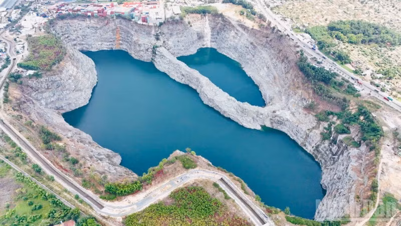 Khu vực giáp ranh giữa Đồng Nai và Thành phố Hồ Chí Minh được xem là thủ phủ khai thác đá của khu vực phía nam. Hiện nay nơi đây hàng loạt cụm mỏ đá ngưng khai thác nhiều năm để lại hệ lụy dai dẳng.