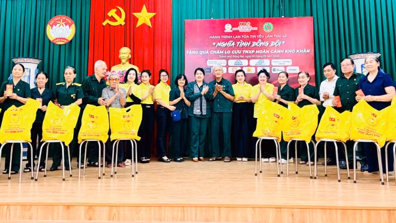 Ban tổ chức trao quà tặng các thanh niên xung phong có hoàn cảnh khó khăn ở Đồng Nai.
