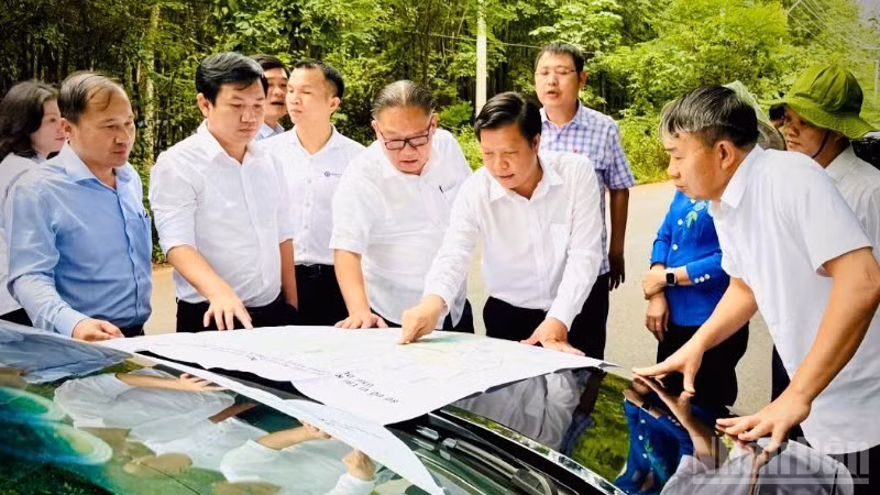 Phó Chủ tịch Thường trực Ủy ban nhân dân thành phố Đồng Nai Nguyễn Kim Long cùng đại diện lãnh đạo các sở, ngành khảo sát, tìm giải pháp tháo gỡ khó khăn cho dự án trên địa bàn.