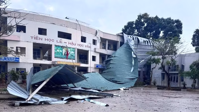 Sự cố khiến mái tôn Trường tiểu học Bình An hư hỏng nặng.