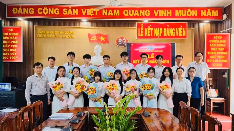 Đảng bộ Trường trung học phổ thông Long Khánh tổ chức kết nạp 13 học sinh ưu tú vào Đảng.