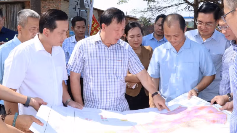 Phó Bí thư Thành ủy, Chủ tịch Ủy ban nhân dân thành phố Đồng Nai Nguyễn Văn Út cùng Phó Chủ tịch Ủy ban nhân dân thành phố Nguyễn Tuấn Anh cùng lãnh đạo các sở, ngành khảo sát nhằm tái thiết khu vực bãi rác Trảng Dài.