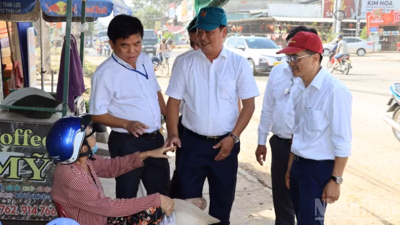 Lãnh đạo xã Phước An với người dân thuộc diện di dời, bàn giao mặt bằng thực hiện đường 25C kết nối sân bay Long Thành.