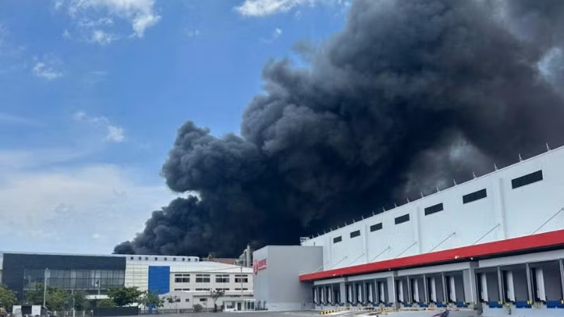 Vụ cháy với khói bốc cao hàng chục m.
