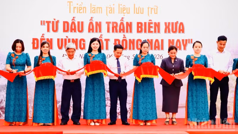 Các đại biểu cắt băng khai mạc triển lãm Từ dấu ấn Trấn Biên xưa đến vùng đất Đồng Nai nay.