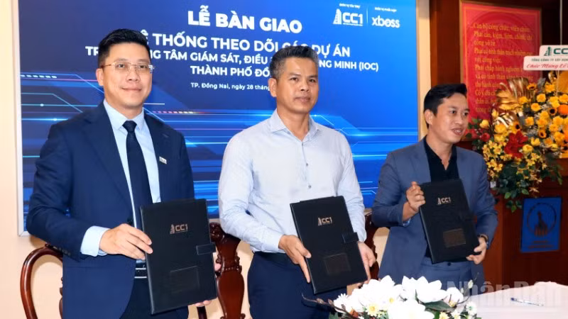 Lãnh đạo Sở Xây dựng thành phố Đồng Nai và Tổng Công ty Xây dựng số 1 thực hiện bàn giao phần mềm thông minh quản lý tiến độ dự án giao thông.