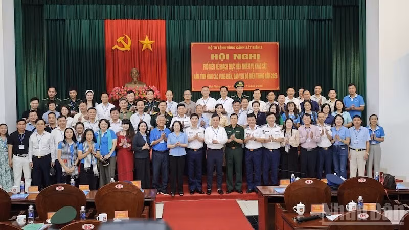 Các đại biểu chụp ảnh lưu niệm trước khi lên tàu. (Ảnh: ANH ĐÀO)