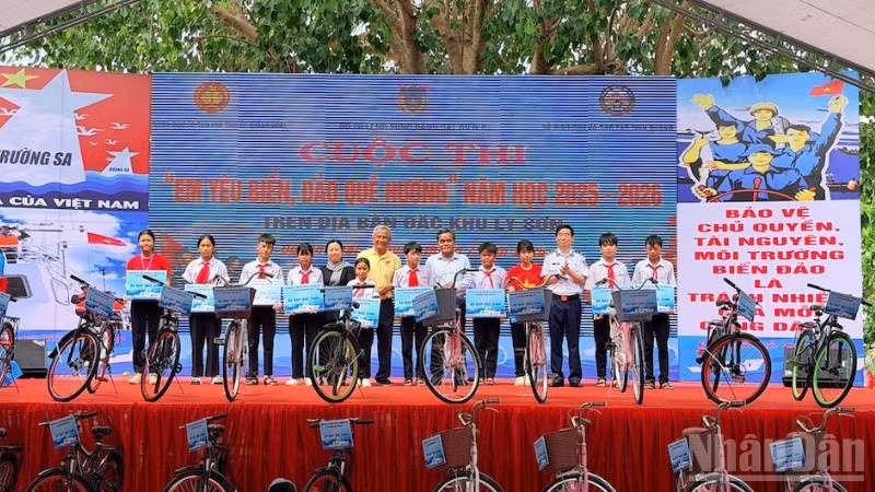 Những món quà đầy ý nghĩa được Ban tổ chức trao tặng các em học sinh vượt khó, học giỏi trên đặc khu Lý Sơn. (Ảnh: ANH ĐÀO)