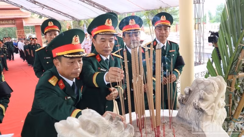 Các đại biểu dâng thắp hương tưởng nhớ các liệt sĩ.
